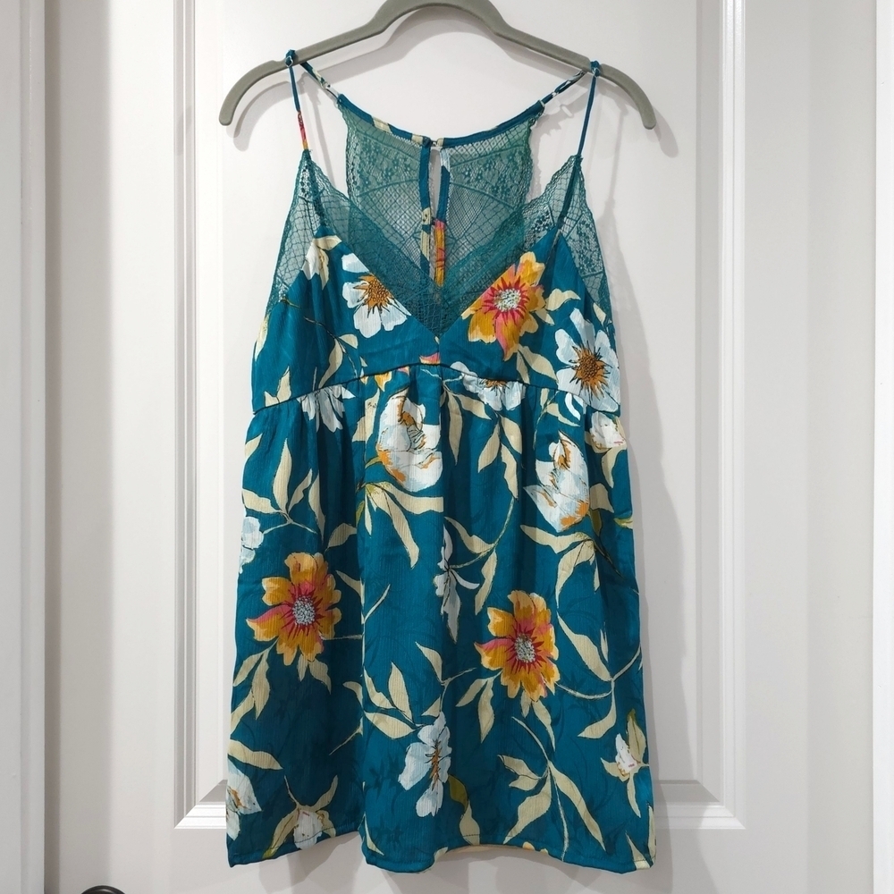 ✨️4/$20. Spring Floral Teal Sleeveless Cami Top, Lace Detail, Back Button Detail - Picture 3 of 16